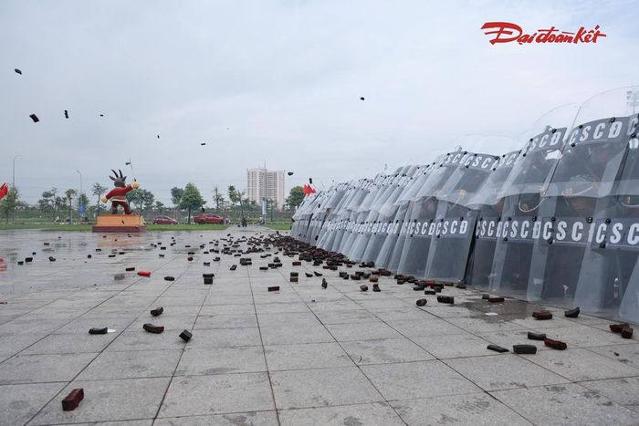 Công tác huấn luyện cũng được triển khai với yêu cầu bảo đảm an toàn về người, vũ khí, công cụ hỗ trợ, trang thiết bị và phương tiện. Ảnh: Quang Vinh.