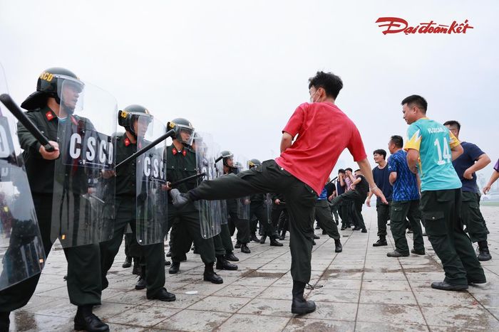 Đối với kỹ thuật, chiến thuật chiến đấu cơ bản, 100% cán bộ tham gia huấn luyện nắm chắc và thực hành các kỹ thuật vận động cơ bản, đội hình chiến thuật trong chiến đấu và các đội hình cơ bản ứng dụng trong xử lý tình huống tập trung đông người, gây rối, biểu tình, bạo loạn. Ảnh: Quang Vinh.