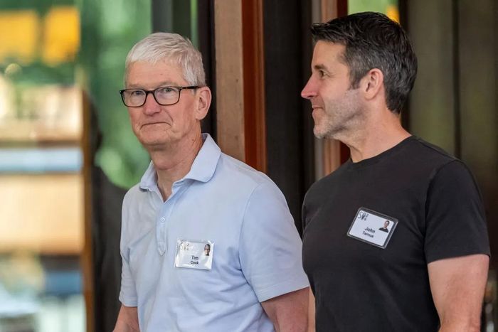  Tim Cook và John Ternus. Ảnh: Bloomberg. 