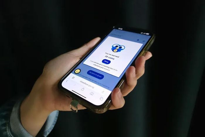  Người dân Singapore có thể ghi lại thời gian đọc sách hàng ngày trên trang CrowdTask SG trong khuôn khổ chiến dịch quốc gia kéo dài nhiều năm nhằm thúc đẩy văn hóa đọc. Ảnh: CNN. 