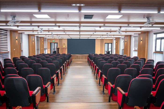  Hội trường 200 m2 có sức chứa khoảng 200 người. Đây là nơi diễn ra các hoạt động sinh hoạt câu lạc bộ, trải nghiệm, giao lưu, tổ chức biểu diễn văn nghệ hay giáo dục kỹ năng cho học sinh... 