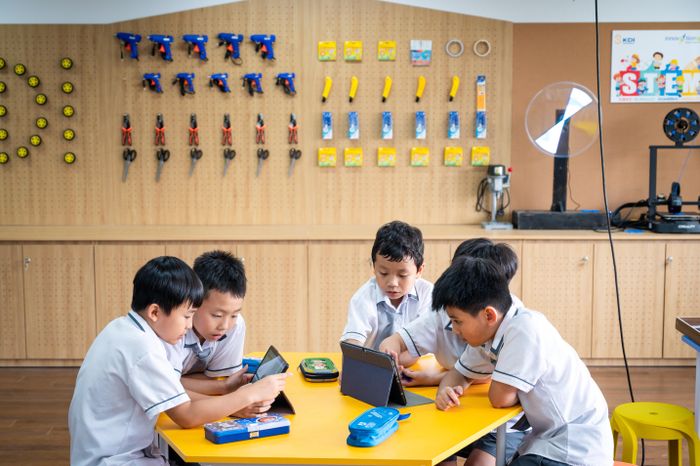  Bên cạnh phòng học chính, trường còn có các phòng bộ môn, chức năng riêng như phòng Tin học với 70 máy tính, phòng Âm nhạc với đàn organ, phòng Ngoại ngữ, Khoa học - Công nghệ, STEM - Robotics, STEAM, Toán - Khoa học song ngữ, Mỹ thuật. Ngoài ra còn có studio giúp giáo viên tổ chức hoạt động thực hành, nghiên cứu, làm việc nhóm và cá nhân hóa việc học. 