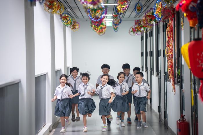  Mô hình trường chất lượng cao cũng tạo ra kỳ vọng lớn từ phụ huynh và xã hội. "Vì vậy, áp lực quan trọng nhất đối với chúng tôi là nhanh chóng đưa toàn bộ cơ sở vật chất vào sử dụng hiệu quả, an toàn, tiết kiệm và chuyển hóa sự đầu tư thành chất lượng giáo dục thực chất đối với từng học sinh", cô Hạnh chia sẻ. 