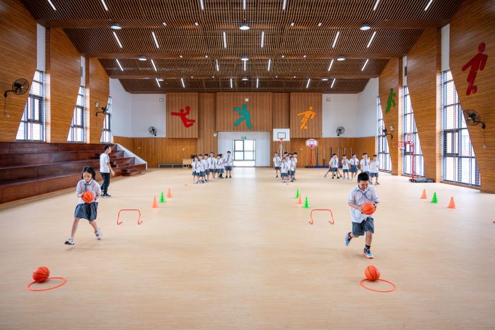  Bên cạnh khối phòng học, cơ sở vật chất dành cho hoạt động thể chất cũng được đầu tư. Trong đó, nhà đa năng rộng hơn 600 m2 với mặt sàn chống trượt và khán đài bao quanh. Đây là nơi diễn ra các giờ học giáo dục thể chất chính khóa, tập bóng rổ, cầu lông, thi đấu... 