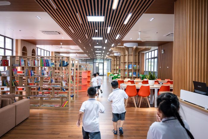  Khuôn viên trường rộng gần 9 ha. Vị trí trung tâm là thư viện rộng gần 400 m2, được nhà trường ví như "trái tim" tri thức, học sinh có thể ghé đến bất cứ lúc nào. Do mới thành lập, hiện tại, thư viện đang có gần 1.600 đầu sách in như sách giáo khoa, truyện thiếu nhi, sách tham khảo, cùng 78 đầu sách điện tử, 415 giáo án điện tử. 