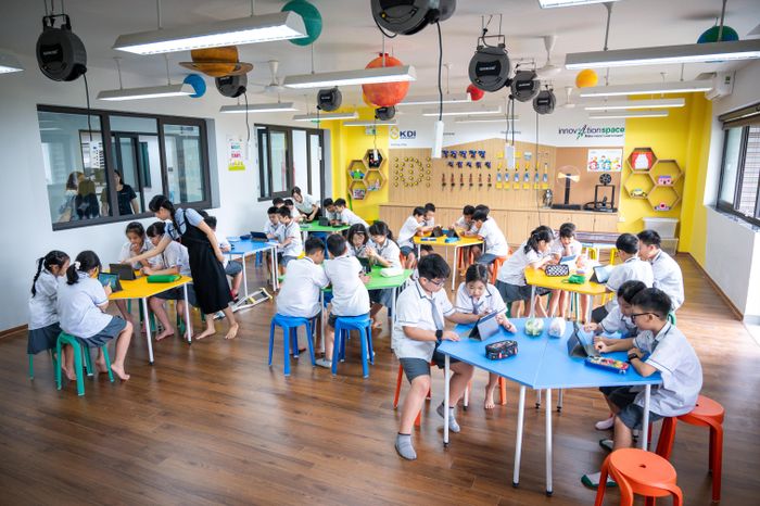  Phòng STEM được trang bị các dụng cụ như kìm, súng bắn keo, ổ điện, máy in 3D... Hiện tại, trường có 70 iPad phục vụ cho việc học tập của trẻ. Cô Hạnh nhìn nhận thiết bị cùng hạ tầng công nghệ hiện đại giúp giáo viên khai thác học liệu trực quan, tổ chức kiểm tra - đánh giá kịp thời, kết hợp hiệu quả giữa dạy học trực tiếp với hoạt động trên môi trường số. “Tuy nhiên, chúng tôi xác định thiết bị hiện đại chỉ thực sự có giá trị khi giáo viên làm chủ công nghệ và sử dụng đúng mục tiêu sư phạm”, hiệu trưởng nhấn mạnh. 