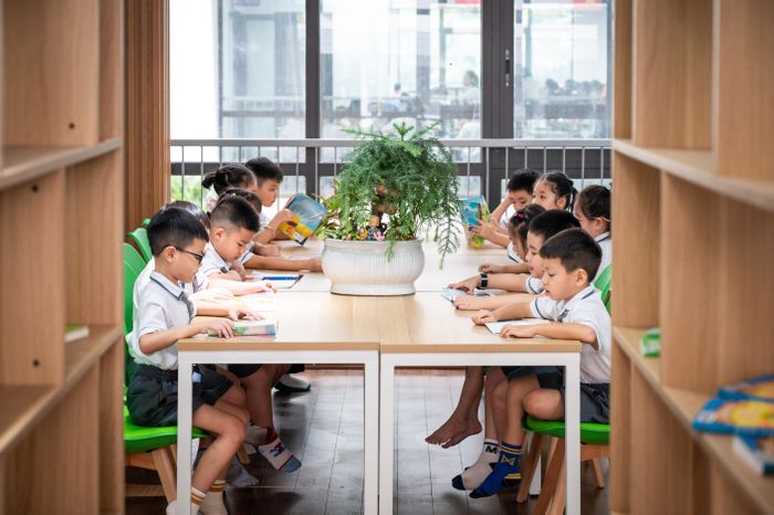  Hiện tại, mỗi tuần, học sinh có một tiết đọc mở rộng tại thư viện. Giáo viên chủ nhiệm sẽ thông báo trước chủ đề để trẻ chuẩn bị. Các em có thể tự tìm ở thư viện những cuốn sách phù hợp, hoặc tham khảo danh mục do cô giáo gợi ý. Sau khoảng 15 phút đọc, lớp sẽ chuyển sang hoạt động chia sẻ. Học sinh được khuyến khích tóm tắt câu chuyện, bày tỏ góc nhìn về các nhân vật, rút ra bài học thực tiễn và thực hành kỹ năng giới thiệu cuốn sách yêu thích đến người xung quanh. 