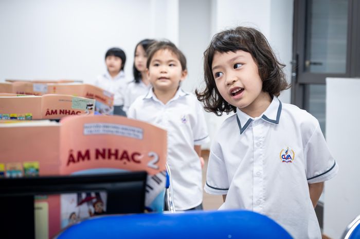  Bên cạnh những thuận lợi, cô Hạnh nhìn nhận việc tiếp quản một ngôi trường mới cũng đặt ra áp lực lớn. Nhà trường phải đồng thời hoàn thiện bộ máy, tiếp nhận và kiểm kê khối lượng lớn tài sản, vận hành nhiều hệ thống kỹ thuật, xây dựng quy trình sử dụng, bảo quản, bảo trì và bảo đảm an toàn tuyệt đối cho học sinh. Cùng với đó, đội ngũ giáo viên phải tiếp tục bồi dưỡng để khai thác hiệu quả thiết bị và các không gian giáo dục, tránh tình trạng cơ sở vật chất hiện đại nhưng phương pháp tổ chức dạy học chưa thay đổi tương xứng. 