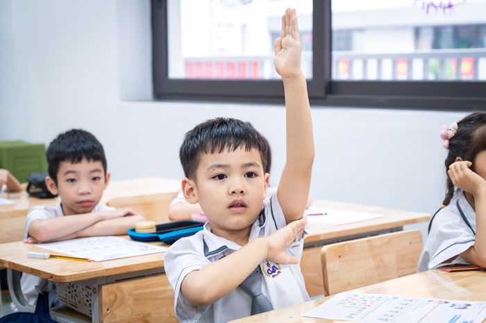  Theo cô Hạnh, cơ sở vật chất mới, hiện đại và tương đối đồng bộ đã tạo điều kiện thuận lợi để nhà trường đổi mới phương pháp dạy học theo hướng phát triển phẩm chất, năng lực và tăng cường trải nghiệm cho học sinh. 