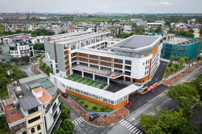  Nhìn từ trên cao, ngôi trường nổi bật với kiến trúc hiện đại, quy hoạch thành một khối tổng thể liền mạch quanh sân trung tâm. Phần mái gợi hình ảnh một “phi thuyền tri thức” với những trang sách mở, sẵn sàng đưa học sinh bước vào hành trình khám phá tương lai. 