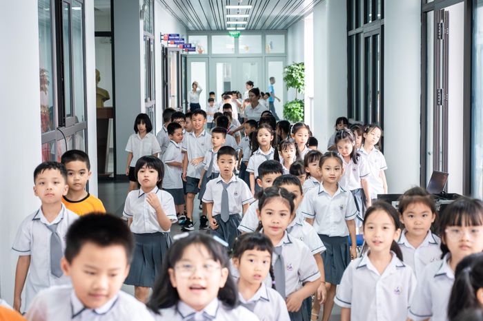  Năm đầu tiên đi vào hoạt động, nhà trường xác định mục tiêu trước hết là ổn định tổ chức, xây dựng nền nếp, hình thành văn hóa và tạo dựng môi trường giáo dục an toàn, hạnh phúc, hiện đại. Về chuyên môn, trường tập trung phát triển năng lực ngoại ngữ và năng lực số, đồng thời chú trọng tư duy sáng tạo, khả năng giải quyết vấn đề, giao tiếp, hợp tác và thích ứng cho học sinh. Giáo viên đẩy mạnh dạy học qua dự án, trải nghiệm thực tế, khai thác tối đa phòng chức năng cùng không gian mở để đưa bài học ra ngoài phạm vi lớp học truyền thống. 