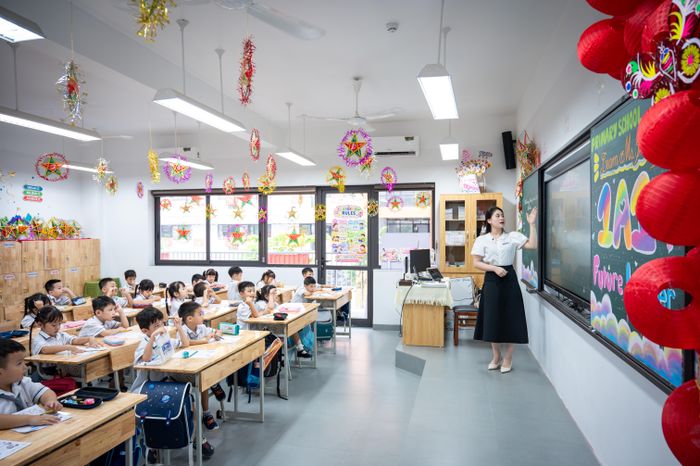  Trường có 25 phòng học chính. Mỗi phòng rộng trung bình 58 m2, được thiết kế với không gian mở, tận dụng ánh sáng tự nhiên với 2 cửa ra vào, nhiều cửa sổ lớn và khu vực ban công phụ bên hông. Bên trong, mỗi phòng được đầu tư đồng bộ với hệ thống bảng trượt thông minh, hai điều hòa, bốn quạt trần và tủ cá nhân của trẻ. 
