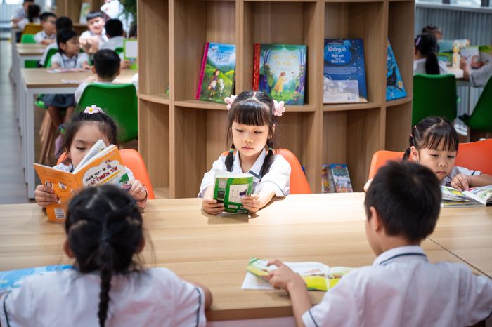  Theo cô Hạnh, thư viện không chỉ là nơi lưu trữ, đọc và mượn sách, mà còn được định hướng trở thành trung tâm học liệu đa năng, với không gian tự học, học theo nhóm, tổ chức tiết đọc thư viện và các hoạt động phát triển văn hóa đọc. 