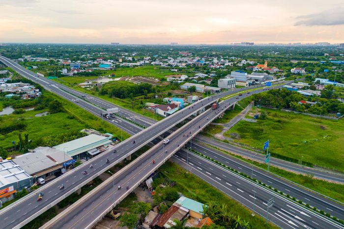  Cầu vượt ở nút giao với cao tốc Bến Lức - Long Thành khang trang, rộng rãi trái ngược cảnh ngổn ngang thời điểm năm 2023. 