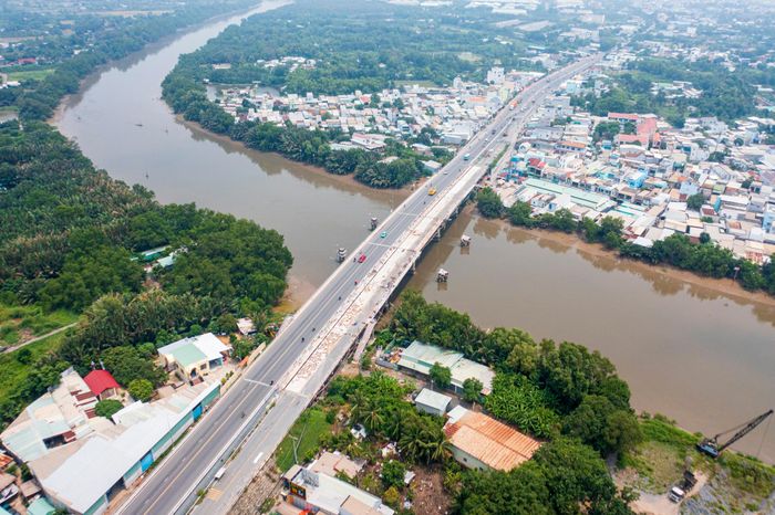  Nhánh cầu Ông Thìn mới (bên trái) nằm cuối tuyến, tiếp giáp với tỉnh Tây Ninh cũng đã đưa vào sử dụng. Riêng cầu hiện hữu đã được đóng lại để hoàn thiện đường dẫn và gia cường cầu Ông Thìn cũ 