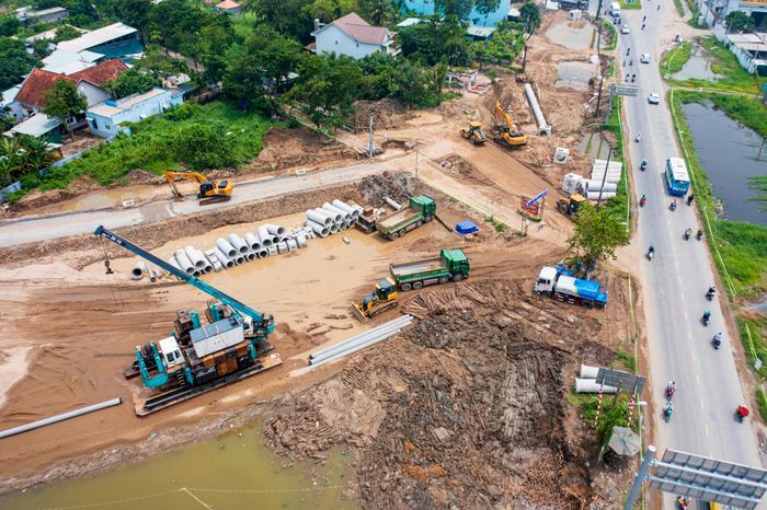  Theo ghi nhận của Tri Thức - Znews vào chiều 16/9, công trường dự án mở rộng Quốc lộ 50 diễn ra khẩn trương với nhiều máy móc, thiết bị cơ giới hoạt động tại các vị trí thi công dọc tuyến. 