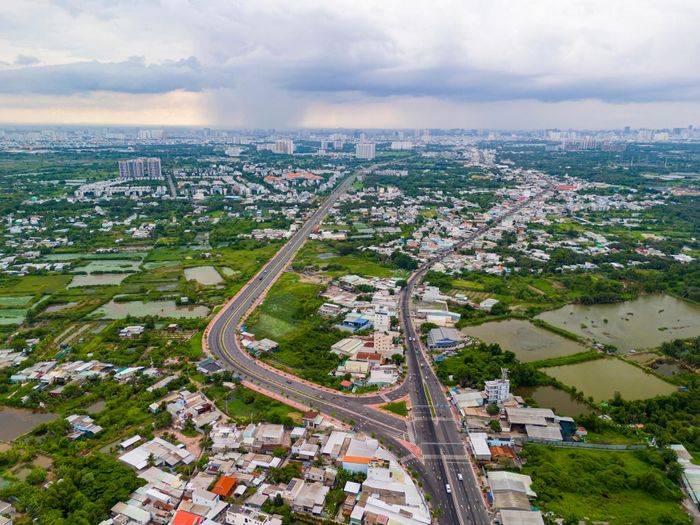  Nút giao đường song hành với Quốc lộ 50 cũng đã hoàn thành. Đoạn Quốc lộ 50 sau khi mở rộng sẽ tăng kết nối giao thông, kinh tế giữa TP HCM, Tây Ninh cùng các tỉnh miền Tây. Công trình cũng liên kết các tuyến huyết mạch khác như cao tốc Bến Lức - Long Thành, Vành đai 3 (đang triển khai); đại lộ Nguyễn Văn Linh... giúp hoàn thiện mạng lưới giao thông phía Nam thành phố. 