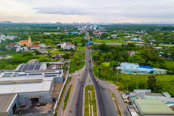 Dự án mở rộng Quốc lộ 50, đoạn qua huyện Bình Chánh cũ, có chiều dài gần 7 km, từ nút giao Nguyễn Văn Linh đến giáp tỉnh Long An, được khởi công cuối năm 2022. Trong ảnh, liên danh nhà thầu đang triển khai thi công trên đoạn tuyến dài khoảng 250 m với nhiều máy móc, thiết bị cơ giới. Khu vực này đồng thời thuộc phạm vi dự án đầu tư hoàn chỉnh nút giao giữa cao tốc Bến Lức - Long Thành và Quốc lộ 50. 