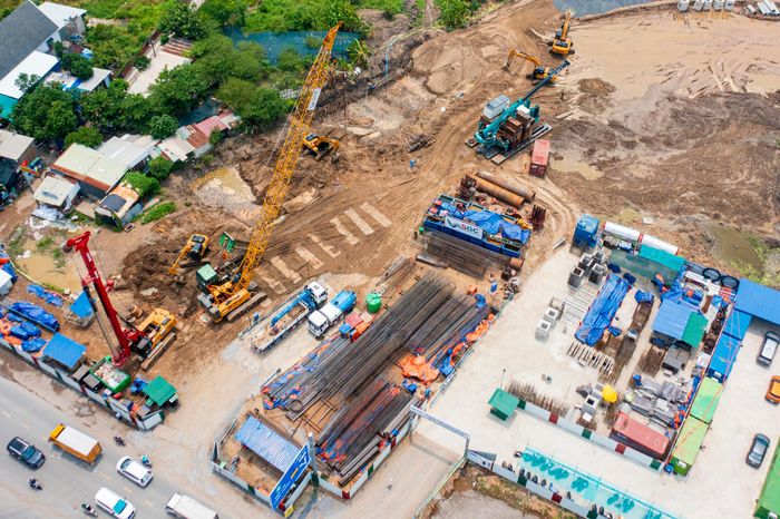  Nhiều máy đào, thiết bị khoan cọc và xe vận chuyển vật liệu liên tục hoạt động, trong khi các đoạn đường công vụ và nền đường mới đang từng bước được hình thành 