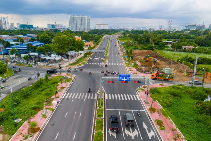  Đoạn giao với đường Trịnh Quang Nghị cũng đã hoàn thành việc giải phóng mặt bằng, các phương tiện lưu thông dễ dàng qua đây. 