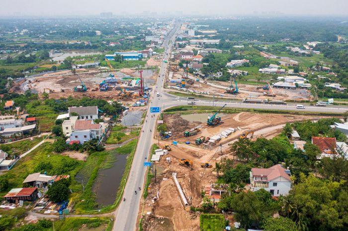  Công trình có tổng vốn gần 1.500 tỷ đồng, gồm hai hạng mục chính là xây đường song hành Quốc lộ 50 và mở rộng tuyến hiện hữu. Hiện tại, toàn dự án đã đạt hơn 98% tiến độ, dự kiến hoàn thành cuối năm nay. 