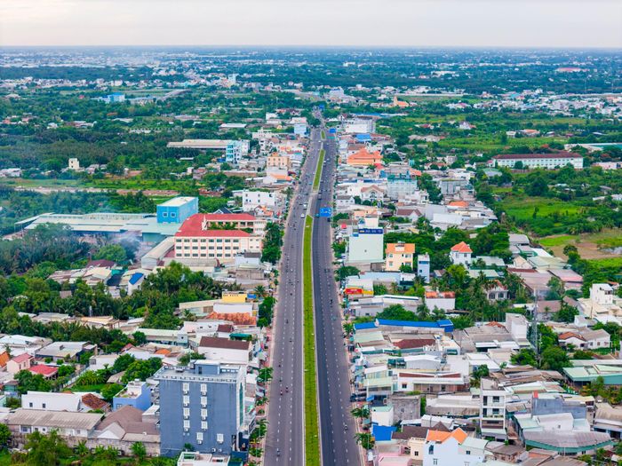  Đoạn quốc lộ mở rộng dài gần 3 km, được mở rộng từ 8 m lên 34 m, cho 6 làn xe chạy, thông thoáng hơn rất nhiều so với thời điểm đầu năm 2025. 