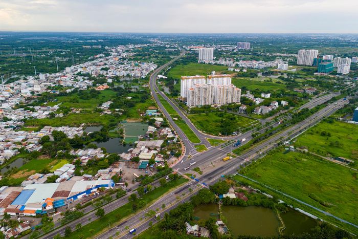  Trong ảnh là đoạn đầu của dự án giao với đại lộ Nguyễn Văn Linh đã hoàn thiện, cho xe chạy hai chiều. 