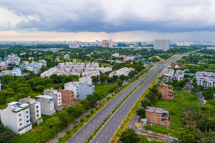  Đoạn song hành dài 4 km, được triển khai đầu tiên trong dự án, đã hoàn thiện nhiều hạng mục như vỉa hè, cây xanh, hệ thống chiếu sáng và đưa vào sử dụng. 