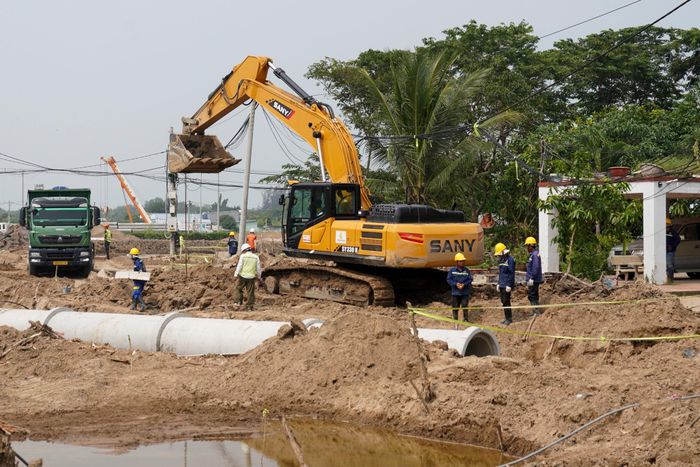  Các hạng mục đào đắp nền đường, xử lý mặt bằng, thi công hệ thống cống thoát nước và chuẩn bị kết cấu hạ tầng được triển khai đồng thời. 