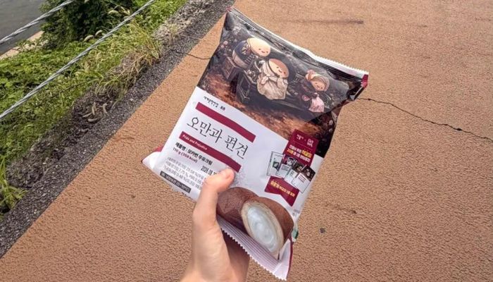  Một khách hàng cầm chiếc bánh mì mocha "Pride and Prejudice" do GS25 hợp tác với nhà xuất bản Minumsa phát hành vào ngày 26/8. Ảnh: Korea Joongang Daily. 