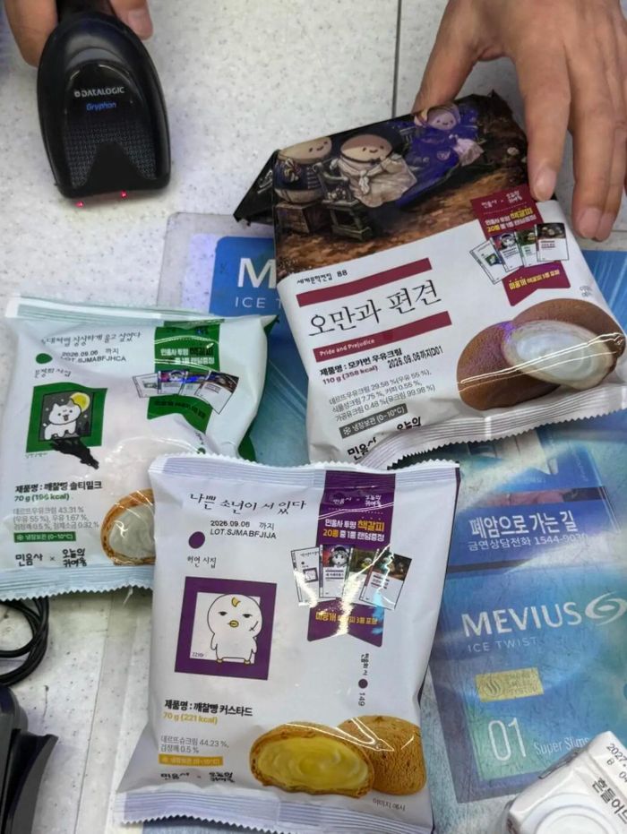  Những chiếc bánh do GS25 hợp tác với nhà xuất bản Minumsa phát hành. Ảnh: Korea Joongang Daily. 