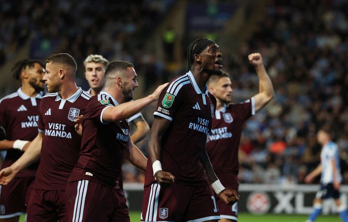  Phong độ trái ngược của Aston Villa so với khi thi đấu ở Premier League. 