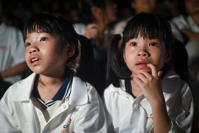  Hai chị em sinh đôi Nguyễn Thái Minh Tâm và Nguyễn Thái Minh Thảo (7 tuổi) cùng ngồi khóc trong vòng tay mẹ. "2 đứa thấy mẹ khóc nên khóc theo. Lúc ba mất 2 đứa mới 2 tuổi, nên không nhớ được gì nhiều, chỉ nhớ mặt ba qua hình ở nhà thôi", chị Thái Thị Hoài Nam, mẹ 2 em, chia sẻ. 