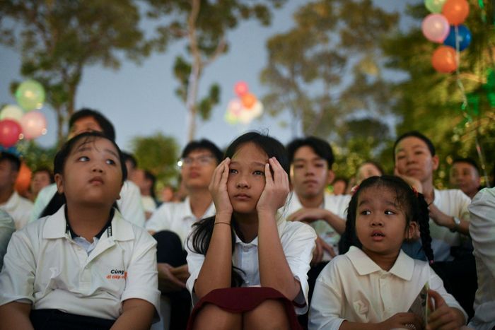  Suốt chương trình, Lê Ngọc Trâm (giữa) lặng lẽ dõi theo từng thước phim tài liệu 5 năm trước về đại dịch Covid-19, nước mắt chảy đến đâu cô bé lau đến đó. Khi được hỏi cảm xúc lúc này, em chỉ khẽ nói: "Con nhớ mẹ". 