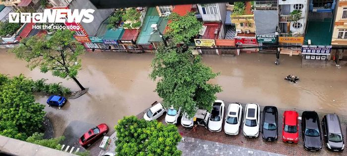 Phố Lương Thế Vinh, Hà Đông ngập nặng lúc 5h30 ngày 17/9 .