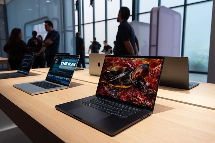  Các mẫu MacBook Pro trưng bày tại sự kiện Apple. Ảnh: Bloomberg. 