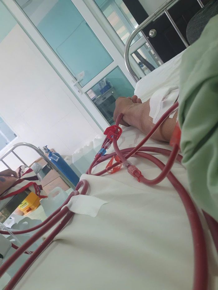 Sáu năm sống nhờ máy chạy thận, anh đánh đổi cả tuổi trẻ để chờ ngày được làm điều bình thường nhất là đi tiểu trở lại. Ảnh: NVCC.