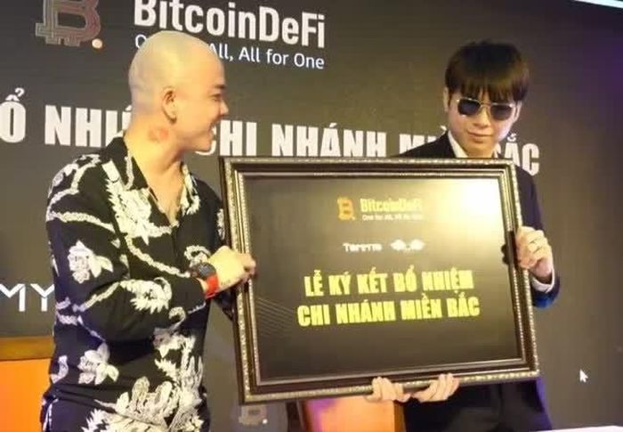  Đối tượng Mai Thế Tùng và Phạm Tuấn bị xác định đã tổ chức các sự kiện quảng cáo, giới thiệu, thu hút, lôi kéo người đầu tư vào đồng tiền điện tử Bitcoin Defi để chiếm đoạt tiền. 