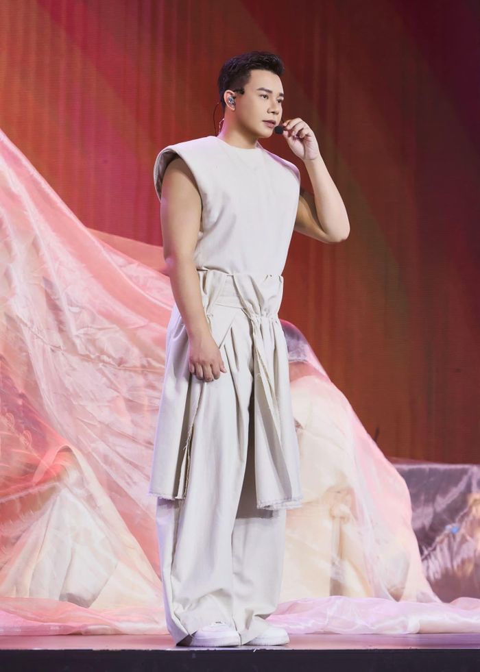 Đông Hùng trên sân khấu show Anh trai. Ảnh: FBNV.