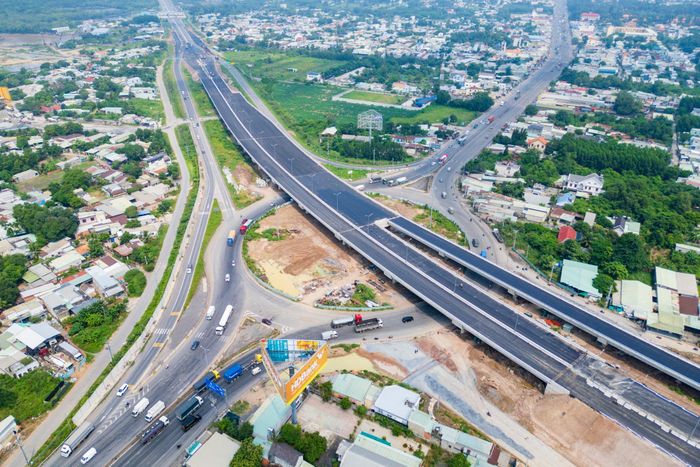  Từ đó, tuyến cao tốc sẽ mở thêm một hướng lưu thông quan trọng giữa khu vực miền Tây, TP.HCM với Đông Nam Bộ, đồng thời tạo thuận lợi hơn trong kết nối đến Cảng Hàng không quốc tế Long Thành và các đầu mối giao thông lớn trong khu vực. 