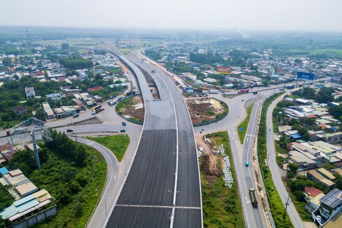  Trong ảnh là điểm cuối tuyến cao tốc Bến Lức - Long Thành thuộc gói thầu XL-NG51 kết nối cao tốc Biên Hòa - Vũng Tàu đang được thảm những lớp nhựa cuối cùng. 
