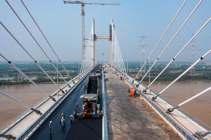  Đơn vị thi công đã bắt đầu triển khai thảm những mét bê tông nhựa đầu tiên trên mặt cầu, đánh dấu bước tiến quan trọng trong tiến độ hoàn thành toàn bộ công trình. 