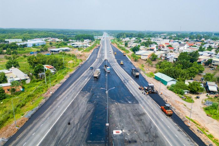  Hàng loạt xe tải, máy rải và xe lu liên tục hoạt động để hoàn thiện mặt đường, đường dẫn và các nhánh kết nối tại các nút giao. 