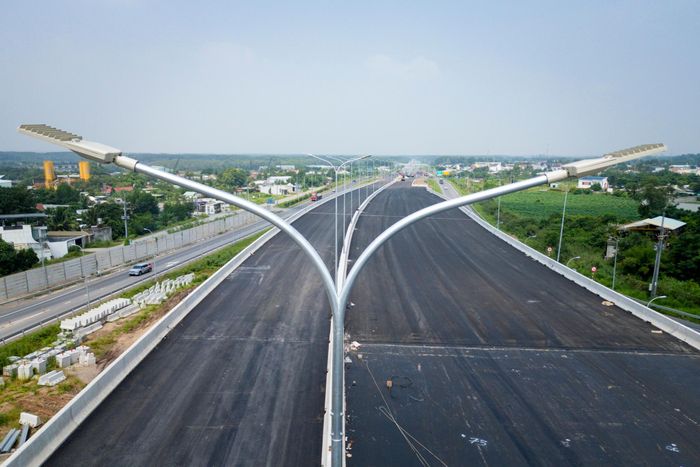  Hệ thống chiếu sáng trên mặt cầu đã được thi công hoàn thiện. 