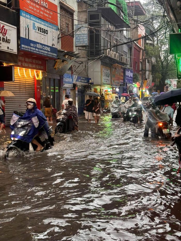  Trên đường đi làm, anh Hải bắt gặp nhiều người xe bị chết máy do nước ngập sâu. Ảnh: Phạm Văn Hải. 