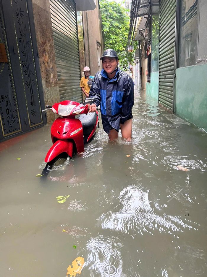  Khu vực Triều Khúc (phường Thanh Liệt) nước ngập tới quá đầu gối người lớn, khiến việc di chuyển của cư dân gặp nhiều khó khăn. Ảnh: Sơn Nguyễn. 