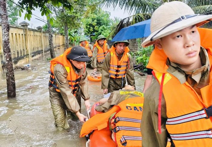  Công an đưa người bệnh vượt lũ đến bệnh viện. 