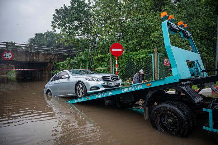  Ghi nhận tại khu vực hầm chui gần Bảo tàng Quân sự Việt Nam, mực nước ngập ước tính lên tới 40 cm. Nhiều phương tiện, đặc biệt là ôtô con cố gắng di chuyển qua đã bị kích thuỷ và chết máy giữa dòng 