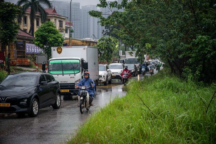  Ghi nhận trên tuyến Đại lộ Thăng Long hướng đi cầu vượt An Khánh, nước ngập sâu tới hơn nửa mét. Trước tình trạng ngập sâu nguy hiểm, hầu hết tài xế ôtô và người đi xe máy đều chọn phương án dừng hẳn phương tiện từ xa hoặc tìm cách quay đầu, 