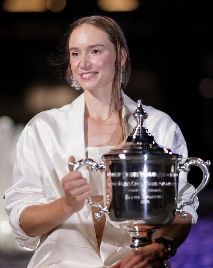  Năm 2026 trở thành mùa giải thành công nhất trong sự nghiệp Rybakina. Đầu năm, cô giành Grand Slam thứ 2 khi vô địch Australian Open. Một tuần trước, sau chiến thắng tại US Open, Rybakina vượt qua Sabalenka để chiếm vị trí số 1 thế giới. Tay vợt Belarus trước đó giữ vị trí này gần 2 năm. Theo Forbes, Rybakina hiện là tay vợt có thu nhập cao thứ 10 thế giới, với 11,4 triệu USD từ thi đấu và 6 triệu USD ngoài sân. 